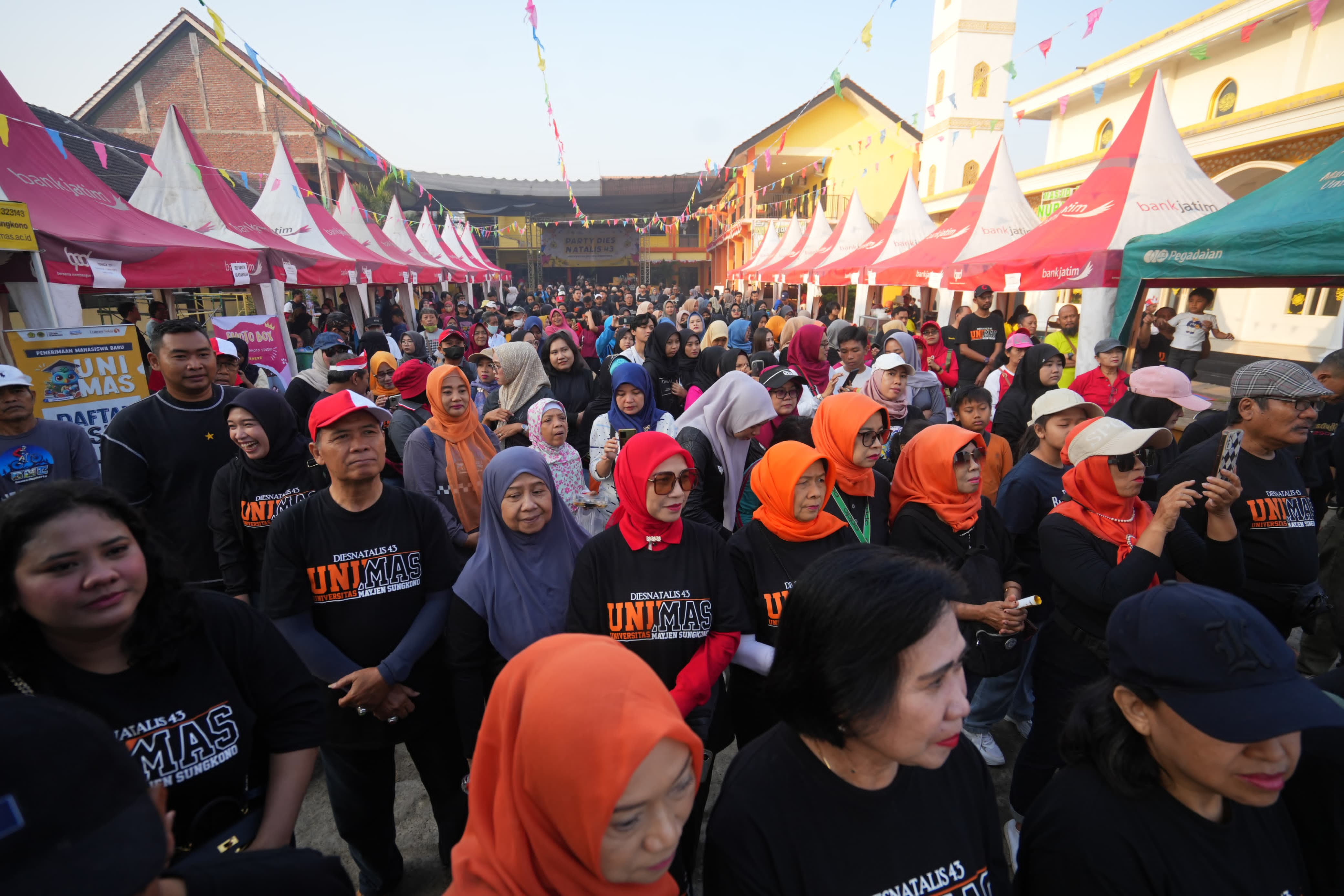 Jalan sehat diikuti seluruh sivitas akademika beserta warga sekitar