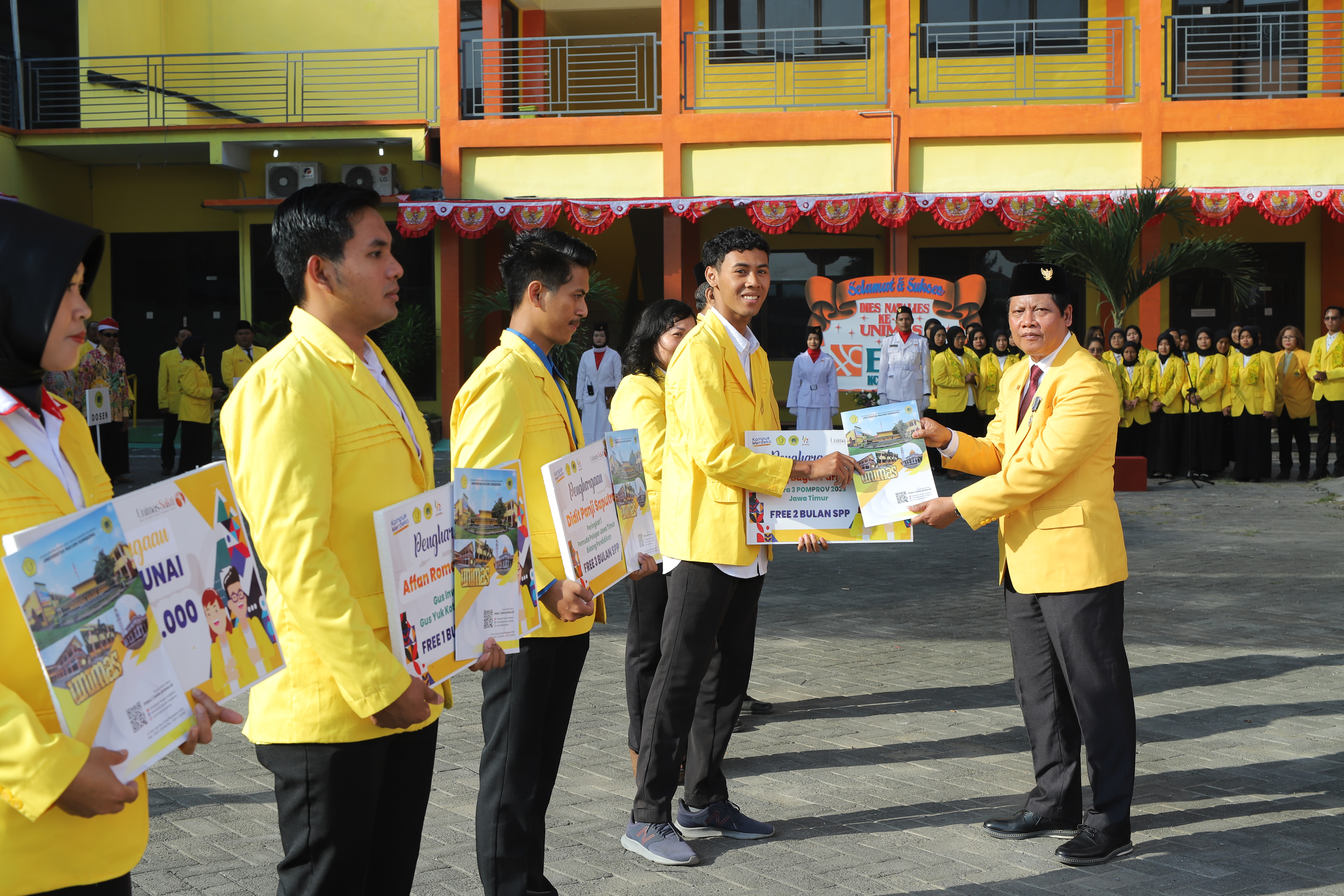 Pemberian Penghargaan kepada Dosen dan Mahasiswa Berprestasi