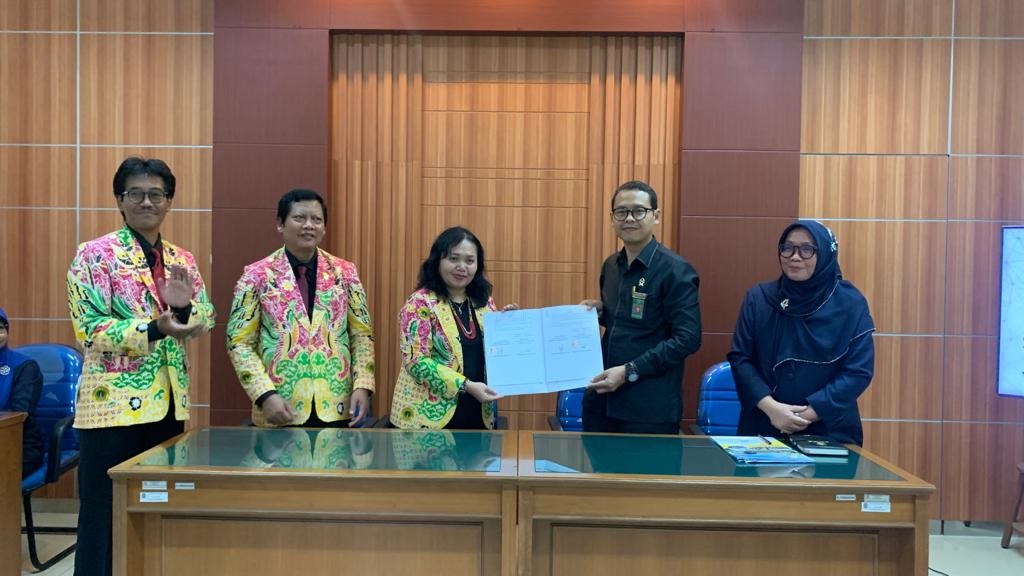 Penandatanganan MoA antara Fakultas Ekonomi Unimas dengan PTUN Yogyakarta